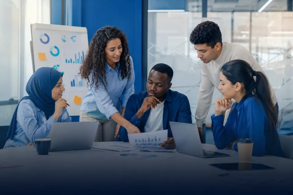 Étudiants en formation Action Commerciale et Marketing analysant une stratégie commerciale à EEMCI