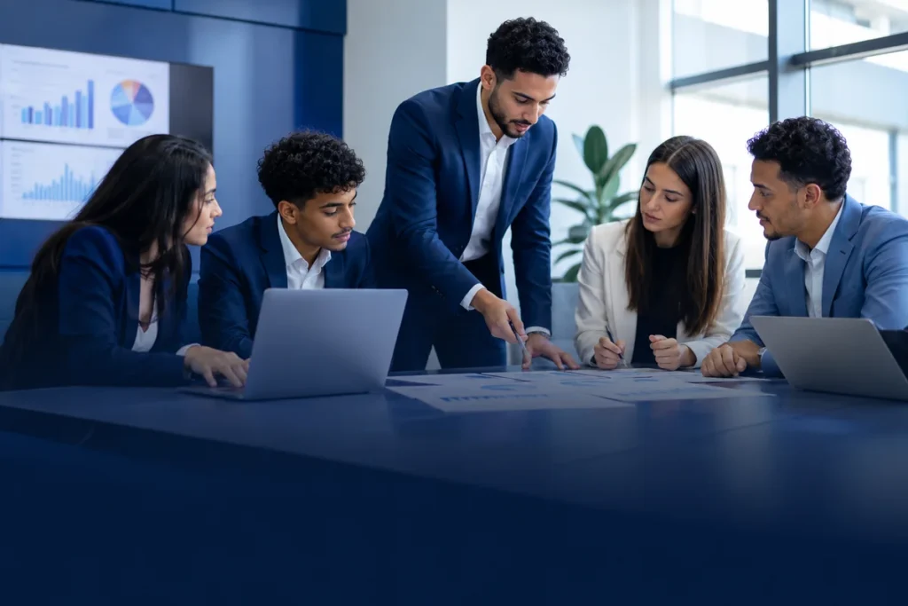 Étudiants en formation Commerce préparant une stratégie de vente et de négociation à EEMCI